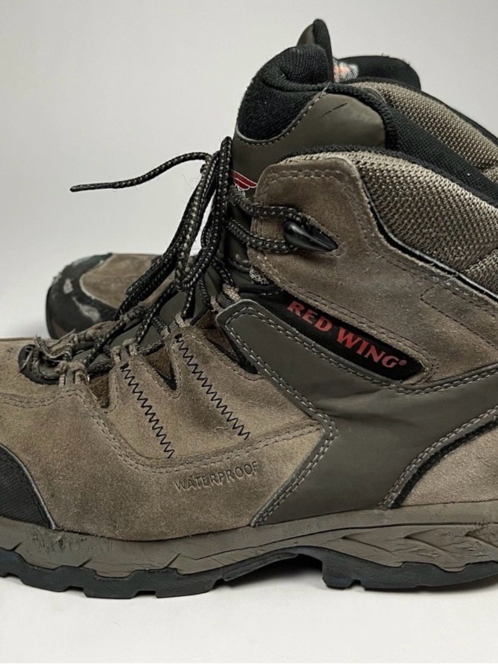 Red Wing steel toe boots 10.5 d 3561
Solid boots